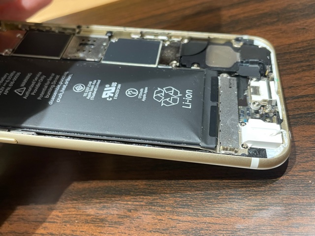 Iphoneバッテリー膨張で物理破壊処分 スマホ処分zaurusの処分事例